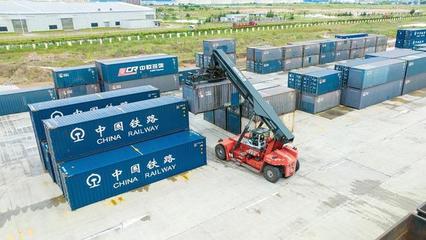 西部陸海新通道班列運(yùn)輸貨物量增長超10%，工程機(jī)械租賃市場迎新機(jī)遇